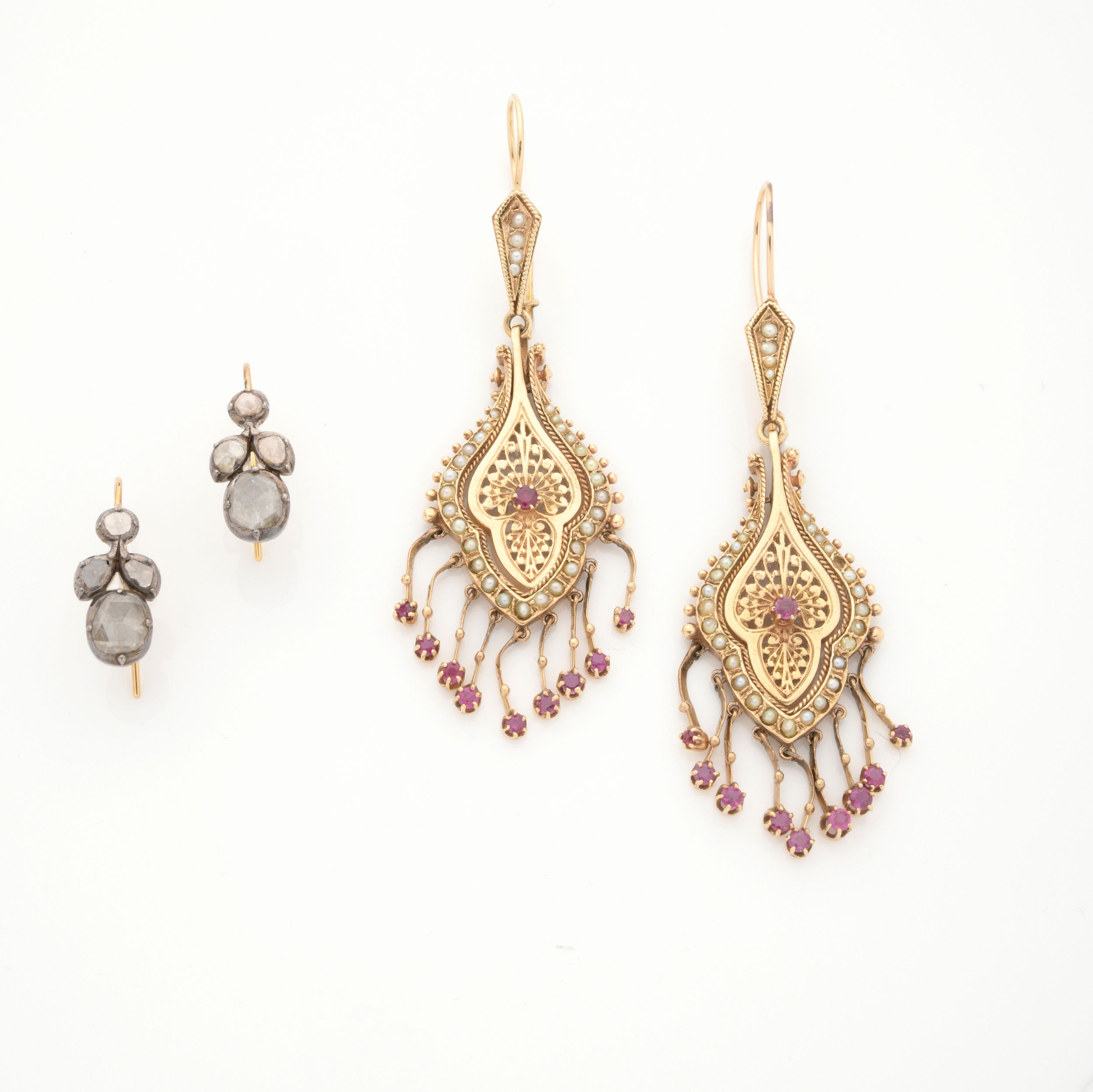 SUITE DE DEUX PAIRES DE PENDANTS D'OREILLES