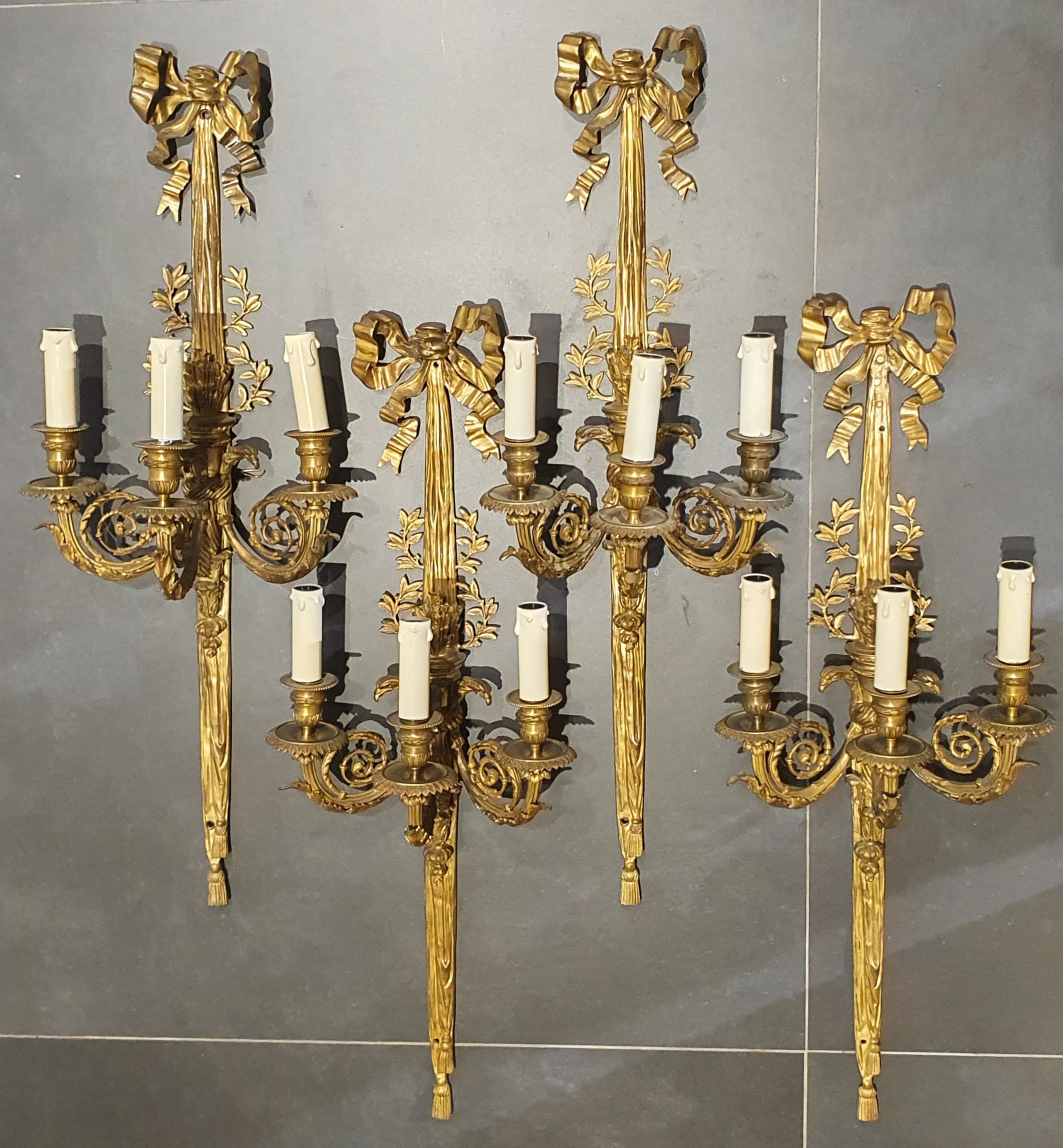 SUITE DE QUATRE APPLIQUES
