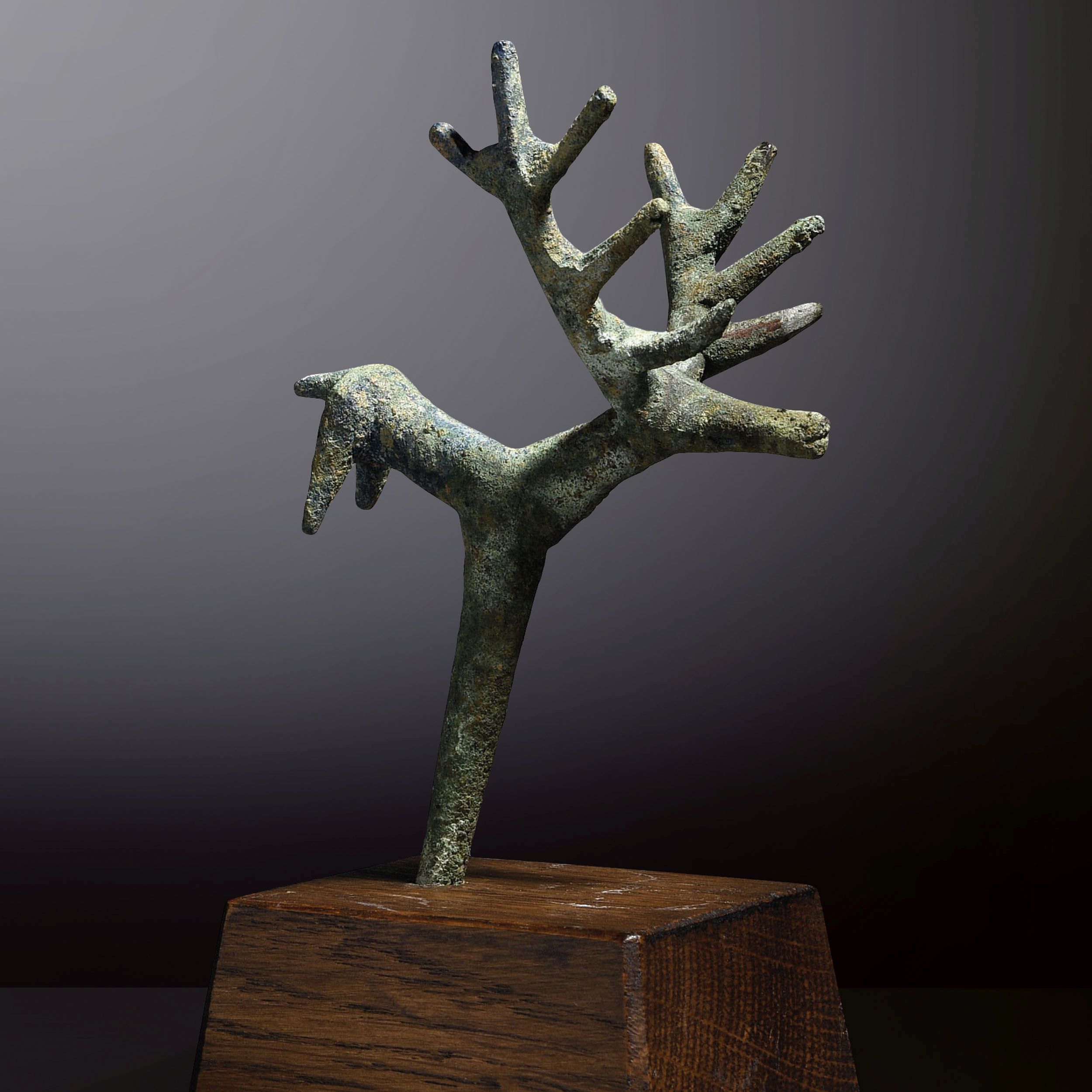 TÊTE D’ÉPINGLE FIGURANT UN CERF