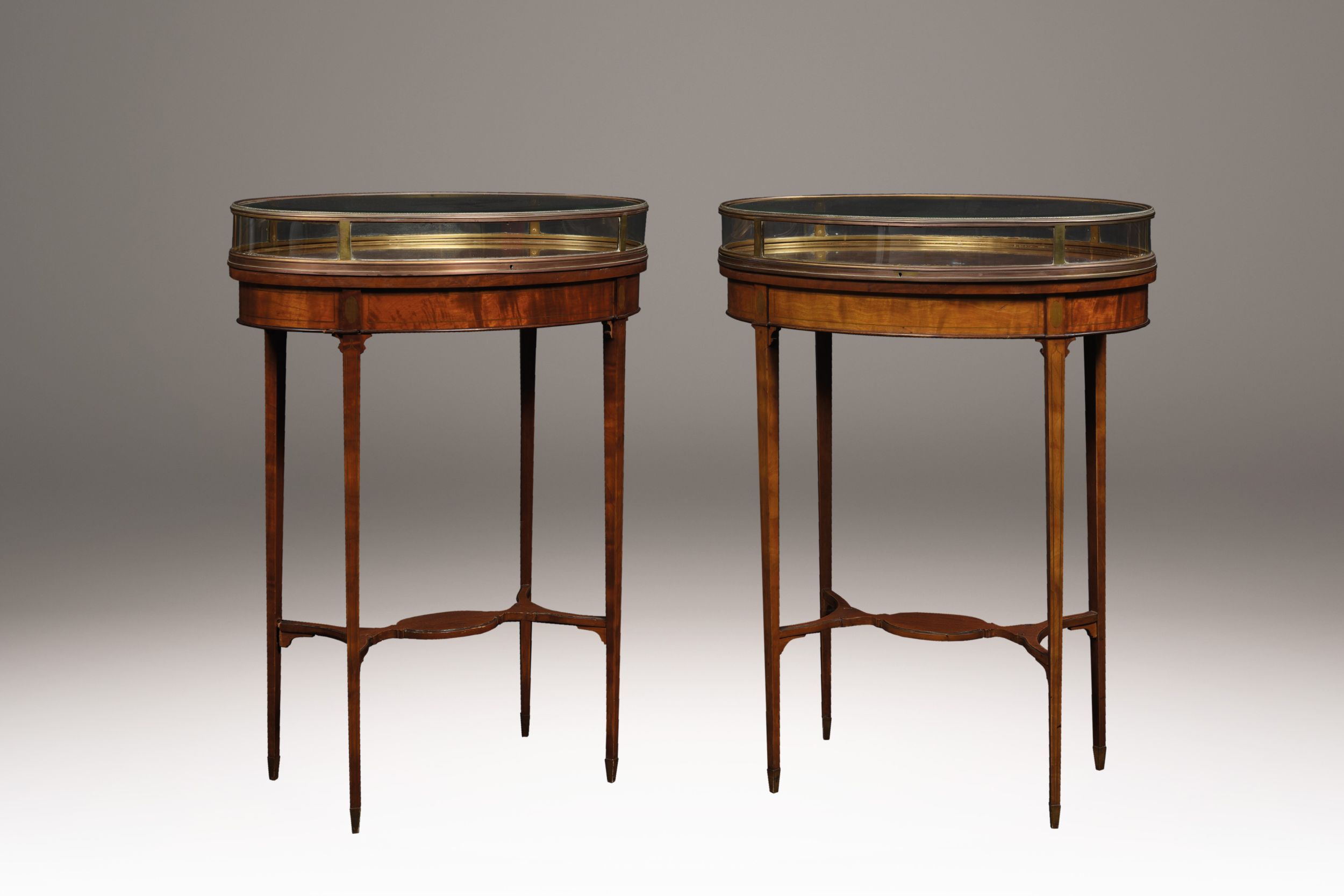 UNE PAIRE DE PETITES TABLES DE SALON OVALES