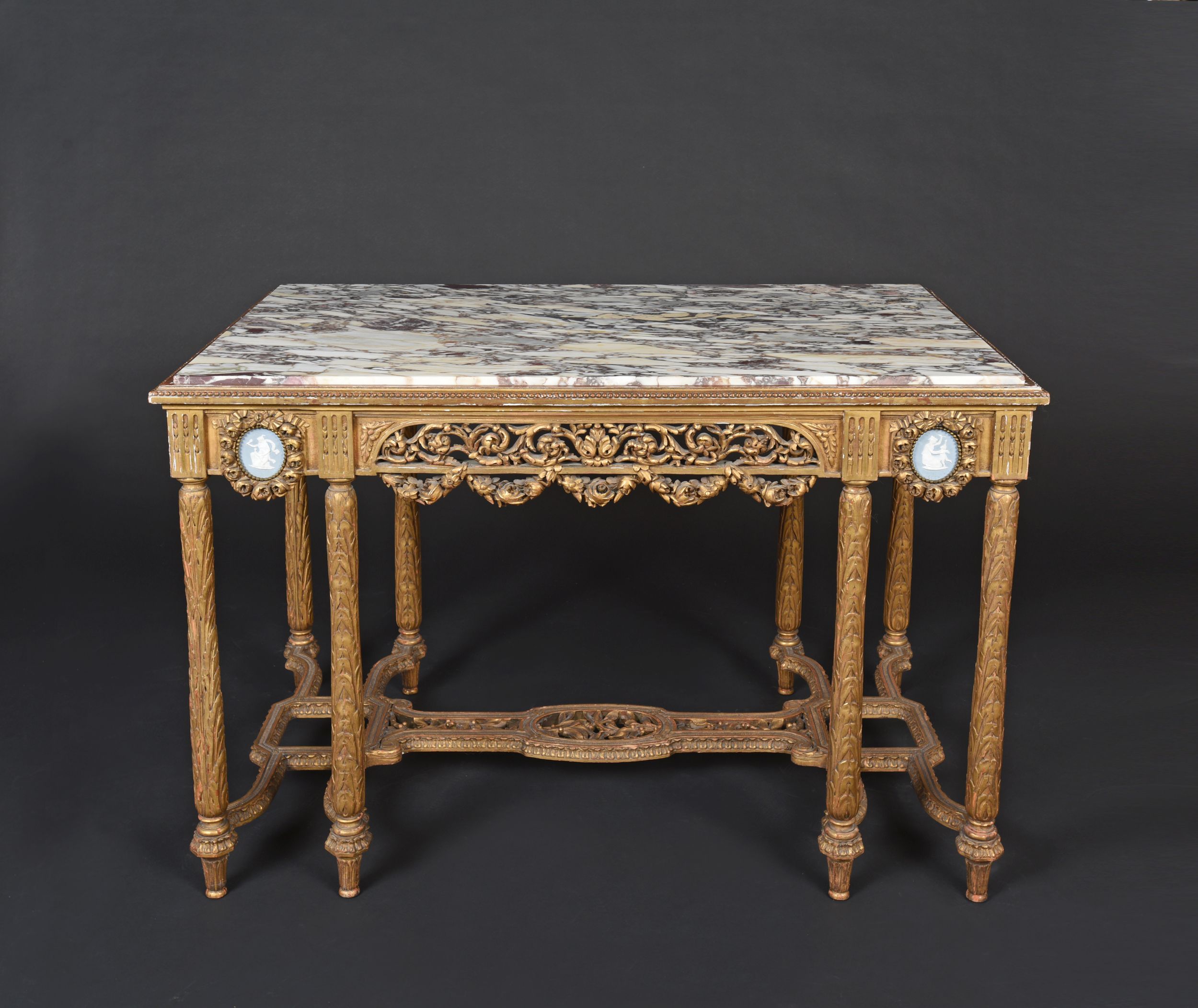 	UNE TABLE DE MILIEU